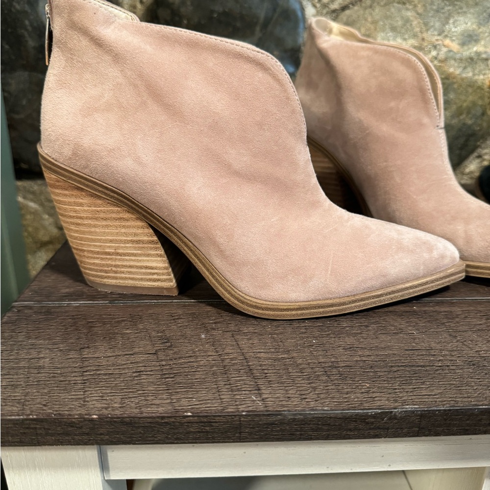 Nude, pointed toe booties, worn twice. Vince Camuto, sz 8